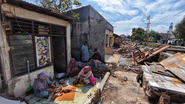 Melihat Aktivitas Warga Korban Penggusuran Bangunan Liar di Tambun