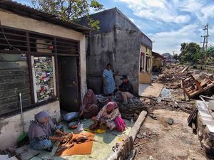 Melihat Aktivitas Warga Korban Penggusuran Bangunan Liar di Tambun