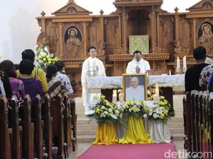 Khidmat Misa Requiem Doakan Paus Fransiskus di Gereja St Yusup Blitar Khidmat Misa Requiem Doakan Paus Fransiskus di Gereja St Yusup Blitar