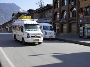Video Turis Berbondong-bondong Kabur dari Kashmir Seusai Pembantaian 26 Orang Video Turis Berbondong-bondong Kabur dari Kashmir Seusai Pembantaian 26 Orang