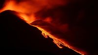 Penampakan Gunung Etna Kembali Muntahkan Lava Pijar