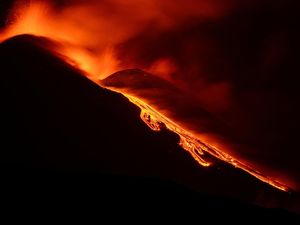 Penampakan Gunung Etna Kembali Muntahkan Lava Pijar