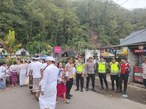 Sinergi Polda Bali dan Pecalang Jaga Ibadah Galungan Tetap Kondusif Sinergi Polda Bali dan Pecalang Jaga Ibadah Galungan Tetap Kondusif
