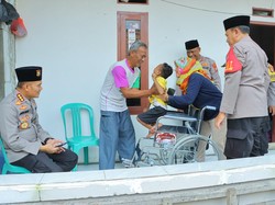 Polisi Beri Bantuan Kursi Roda bagi Lansia-Penderita Celebral Palsy di Bekasi