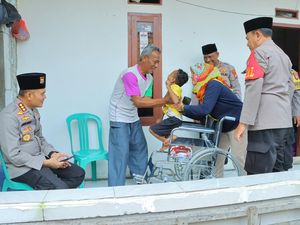 Polisi Beri Bantuan Kursi Roda bagi Lansia-Penderita Celebral Palsy di Bekasi Polisi Beri Bantuan Kursi Roda bagi Lansia-Penderita Celebral Palsy di Bekasi