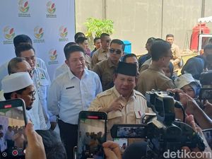Prabowo Tanam Padi Si Apung di Banyuasin