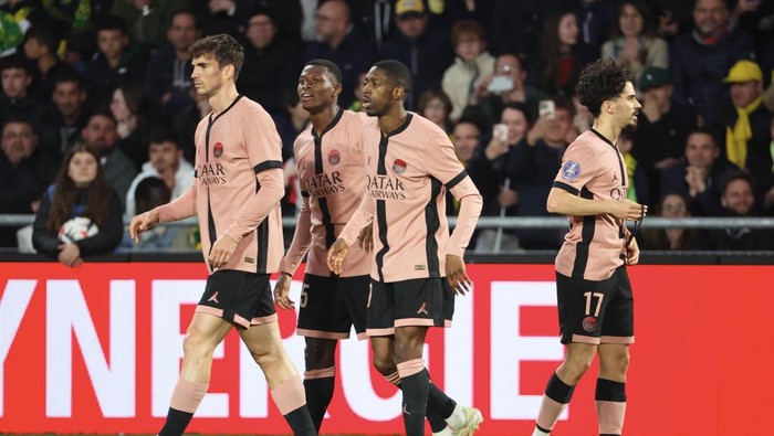 PSG NANTES, FRANCE - APRIL 22: Vitinha #17 of Paris Saint-Germain celebrate his first goal with teammattes during the Ligue 1 match between FC Nantes and Paris Saint-Germain at Stade de la Beaujoire on April 22, 2025 in Nantes, France. (Photo by Xavier Laine/Getty Images)