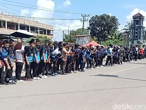 Ratusan Siswa SMA-Warga Antusias Sambut Kedatangan Prabowo ke Palembang