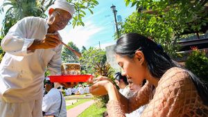 Ratusan Umat Hindu Rayakan Galungan di Depok