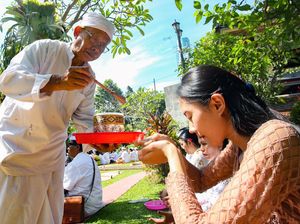 Ratusan Umat Hindu Rayakan Galungan di Depok