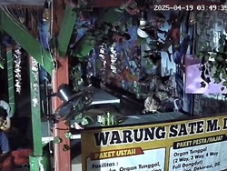 Bentakan Pelanggan yang Teror Pekerja Warung Sate Terekam CCTV