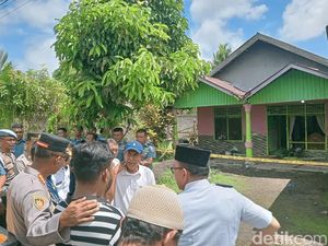Keluarga Korban Pembunuhan Bocah dalam Karung Hancurkan Rumah Pelaku Keluarga Korban Pembunuhan Bocah dalam Karung Hancurkan Rumah Pelaku