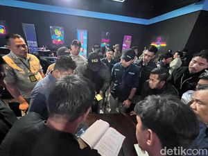 Satgas Perizinan Makassar Gerebek THM Helens Usai Viral 2 Pria Ciuman Satgas Perizinan Makassar Gerebek THM Helens Usai Viral 2 Pria Ciuman