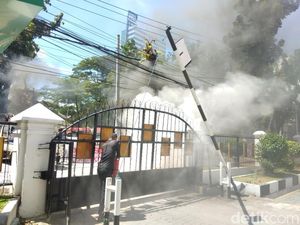 Demo Kasus Sengketa Lahan di PN Makassar Ricuh, Massa Bakar Ban-Lempar Batu Demo Kasus Sengketa Lahan di PN Makassar Ricuh, Massa Bakar Ban-Lempar Batu