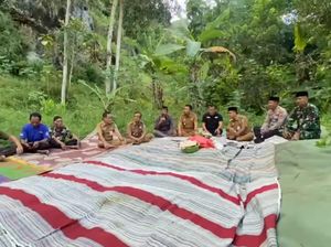Bupati Giri Belikan Lahan Makam agar Warga Tak Perlu Seberangi Sungai Lagi Bupati Giri Belikan Lahan Makam agar Warga Tak Perlu Seberangi Sungai Lagi