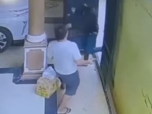 Video: Detik-detik Perampokan di Makassar, Kardus Berisi Uang Rp 400 Juta Raib