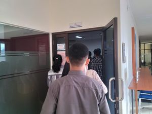 Suasana UTBK SNBT 2025 di UGM, Tas Peserta Diletakkan di Depan