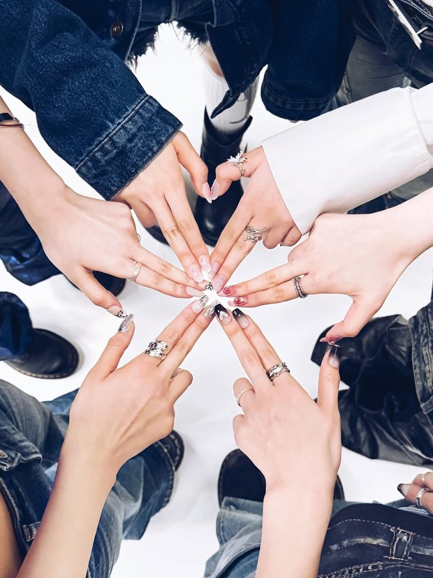 Sorotan tangan member/ Foto: instagram.com/alicia__lingling Sorotan tangan member/ Foto: instagram.com/alicia__lingling