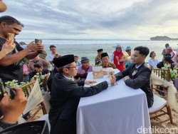 9 Pasangan Nikah Bareng di Pantai Sundak Gunungkidul, Maharnya Kelapa Muda