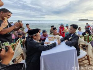 9 Pasangan Nikah Bareng di Pantai Sundak Gunungkidul, Maharnya Kelapa Muda 9 Pasangan Nikah Bareng di Pantai Sundak Gunungkidul, Maharnya Kelapa Muda