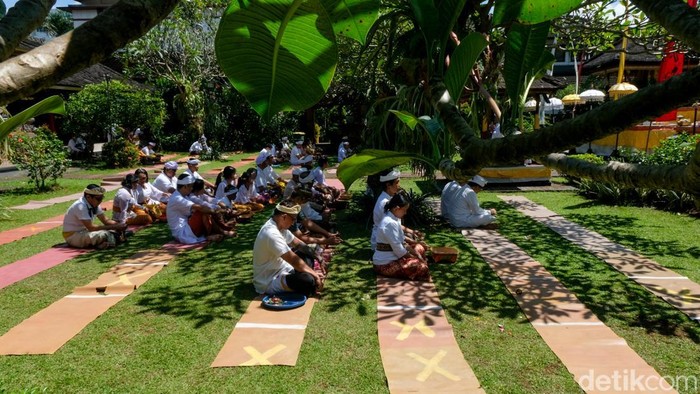 Umat Hindu tengah merayakan Hari Raya Galungan hari ini bertepatan dengan Rabu Kliwon Wuku Dungulan. Perayaan ini berkala  digelar setiap enam bulan sekali menurut  kalender Bali.