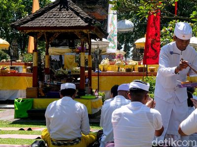 Suasana Khidmat Galungan di Pura Amerta Jati Depok
