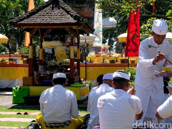 Suasana Khidmat Galungan di Pura Amerta Jati Depok