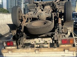 Truk Terguling di JLNT Casablanca Sudah Dievakuasi, Lalin Kembali Lancar