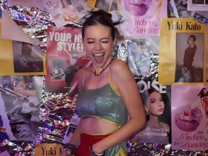 8 Gaya Y2K Para Artis di Ultah Yuki Kato, Tampil Dengan Fesyen Tahun 2000an