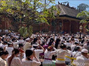 Suasana Khidmat Galungan di Pura Agung Jagatnatha Denpasar Suasana Khidmat Galungan di Pura Agung Jagatnatha Denpasar