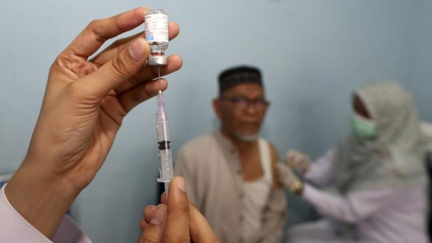 Vaksinasi jamaah calon haji Aceh Petugas kesehatan menyiapkan vaksin meningitis dan polio untuk jamaah calon haji di Puskesmas Kuta Alam, Banda Aceh, Aceh, Selasa (22/4/2025). Pemerintah menetapkan seluruh jamaah calon haji dan petugas haji 2025 harus mendapat vaksin miningitis dan polio sesuai ketentuan yang disampaikan Kementerian Kesehatan Arab Saudi. ANTARA FOTO/Irwansyah Putra/rwa.