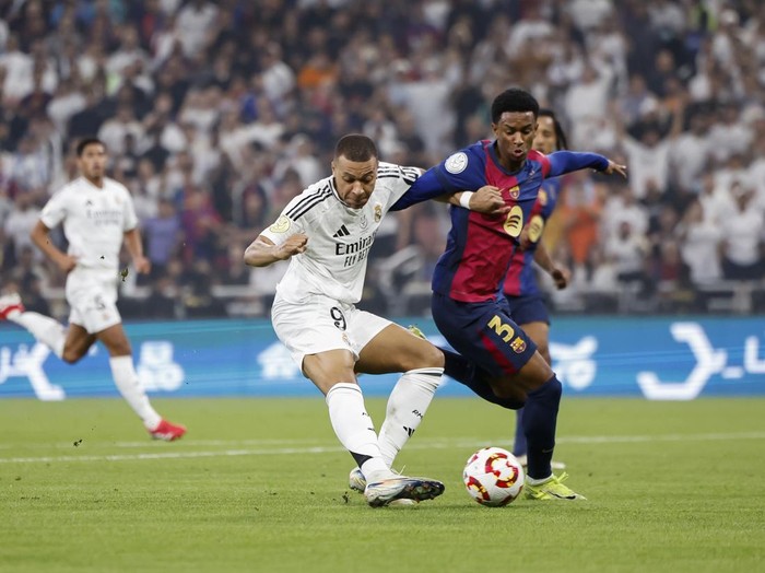 JEDDAH, SAUDI ARABIA - JANUARY 12:  Kyian Mbappe player of Real Madrid scores a goal during the Spanish Super Cup final football match between Real Madrid and Barcelona at King Abdullah Sports City on January 12, 2025 in Jeddah, Saudi Arabia. (Photo by Antonio Villalba/Real Madrid via Getty Images)