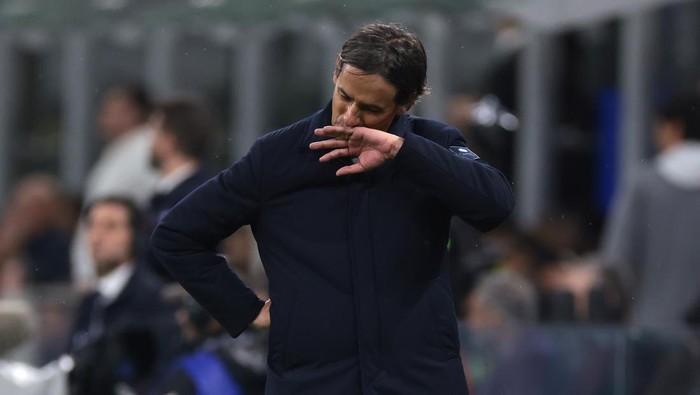 2211666977 MILAN, ITALY - APRIL 23: Simone Inzaghi Head coach of FC Internazionale reacts during the Coppa Italia Semi Final 2nd Leg match between FC Internazionale and AC Milan at Stadio Giuseppe Meazza on April 23, 2025 in Milan, Italy. (Photo by Jonathan Moscrop/Getty Images)