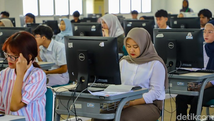 860 Ribu Peserta UTBK Berebut 259 Ribu Kursi PTN UTBK SNBT 2025 resmi dimulai pada sejak Rabu, 23 April 2025. Sebanyak 860.976 akseptor akan berkompetisi memperebutkan 259.564 dingklik di aneka macam Perguruan Tinggi Negeri di seluruh Indonesia.