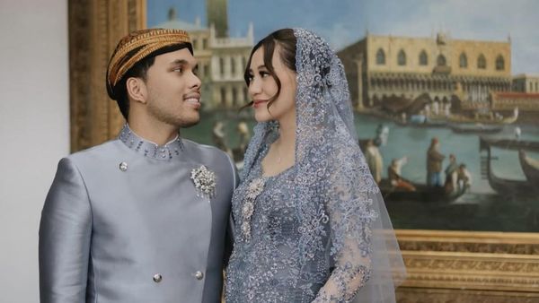 8 Foto Tasyakuran & Mitoni 7 Bulanan Aaliyah Massaid, Anggun Berkebaya Biru