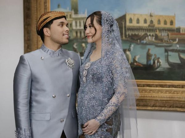 8 Foto Tasyakuran & Mitoni 7 Bulanan Aaliyah Massaid, Anggun Berkebaya Biru