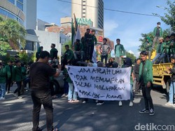 Mahasiswa Peringati Amarah UMI Makassar Mulai Padati Jalan Urip Sumoharjo
