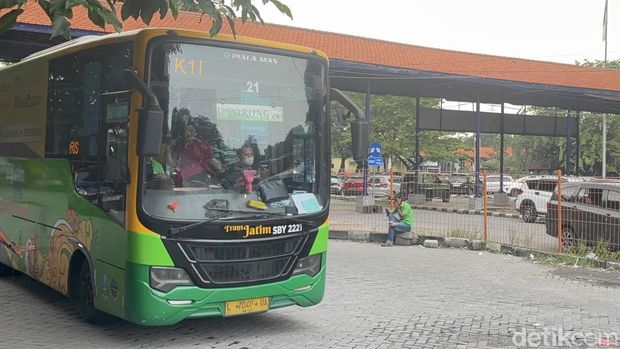 Antrean bus TransJatim di Terminal Purabaya