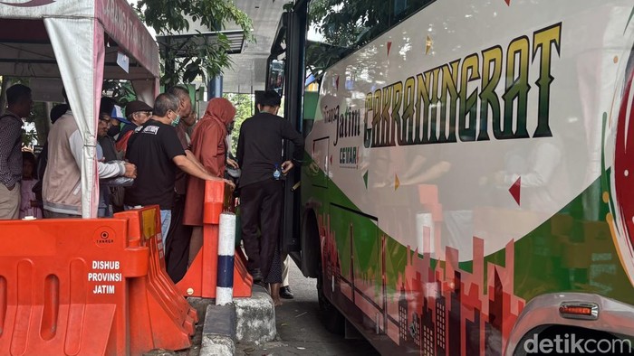 Antrean bus TransJatim di Terminal Purabaya