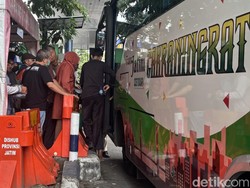 Senangnya Warga Naik Gratis Bus TransJatim Hari Ini