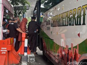 Senangnya Warga Naik Gratis Bus TransJatim Hari Ini Senangnya Warga Naik Gratis Bus TransJatim Hari Ini