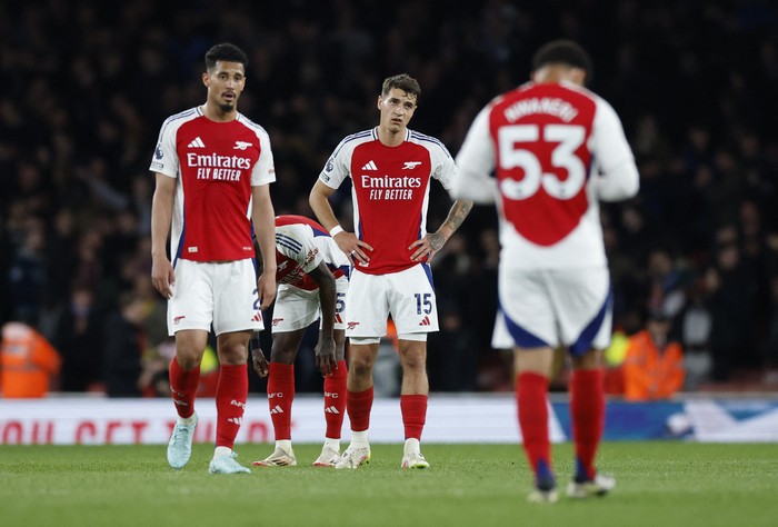 Soccer Football - Premier League - Arsenal v Crystal Palace - Emirates Stadium, London, Britain - April 23, 2025 Arsenal's William Saliba and Jakub Kiwior look dejected after the match Action Images via Reuters/Peter Cziborra EDITORIAL USE ONLY. NO USE WITH UNAUTHORIZED AUDIO, VIDEO, DATA, FIXTURE LISTS, CLUB/LEAGUE LOGOS OR 'LIVE' SERVICES. ONLINE IN-MATCH USE LIMITED TO 120 IMAGES, NO VIDEO EMULATION. NO USE IN BETTING, GAMES OR SINGLE CLUB/LEAGUE/PLAYER PUBLICATIONS. PLEASE CONTACT YOUR ACCOUNT REPRESENTATIVE FOR FURTHER DETAILS..