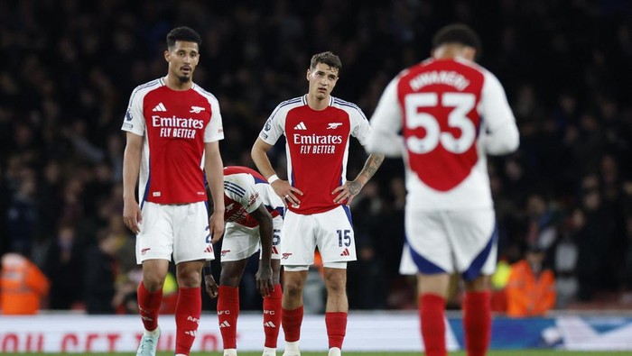 Arsenal Soccer Football - Premier League - Arsenal v Crystal Palace - Emirates Stadium, London, Britain - April 23, 2025 Arsenals William Saliba and Jakub Kiwior look dejected after the match Action Images via Reuters/Peter Cziborra EDITORIAL USE ONLY. NO USE WITH UNAUTHORIZED AUDIO, VIDEO, DATA, FIXTURE LISTS, CLUB/LEAGUE LOGOS OR LIVE SERVICES. ONLINE IN-MATCH USE LIMITED TO 120 IMAGES, NO VIDEO EMULATION. NO USE IN BETTING, GAMES OR SINGLE CLUB/LEAGUE/PLAYER PUBLICATIONS. PLEASE CONTACT YOUR ACCOUNT REPRESENTATIVE FOR FURTHER DETAILS..