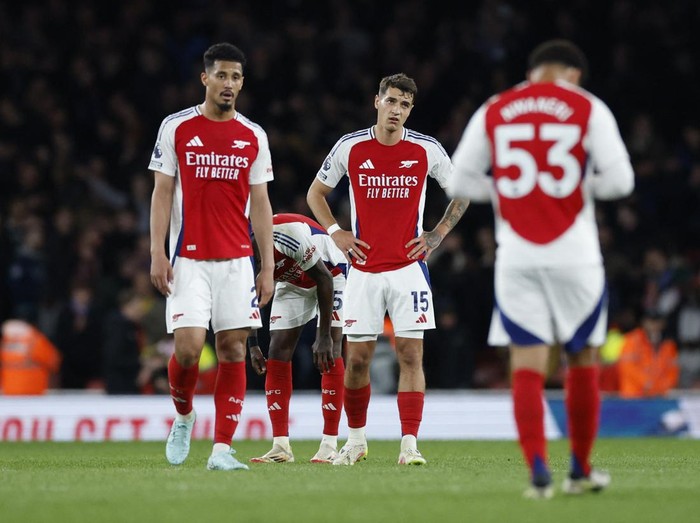 Soccer Football - Premier League - Arsenal v Crystal Palace - Emirates Stadium, London, Britain - April 23, 2025 Arsenal's William Saliba and Jakub Kiwior look dejected after the match Action Images via Reuters/Peter Cziborra EDITORIAL USE ONLY. NO USE WITH UNAUTHORIZED AUDIO, VIDEO, DATA, FIXTURE LISTS, CLUB/LEAGUE LOGOS OR 'LIVE' SERVICES. ONLINE IN-MATCH USE LIMITED TO 120 IMAGES, NO VIDEO EMULATION. NO USE IN BETTING, GAMES OR SINGLE CLUB/LEAGUE/PLAYER PUBLICATIONS. PLEASE CONTACT YOUR ACCOUNT REPRESENTATIVE FOR FURTHER DETAILS..