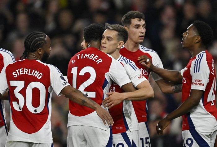 Soccer Football - Premier League - Arsenal v Crystal Palace - Emirates Stadium, London, Britain - April 23, 2025 Arsenals Leandro Trossard celebrates scoring their second goal with teammates REUTERS/Tony O Brien EDITORIAL USE ONLY. NO USE WITH UNAUTHORIZED AUDIO, VIDEO, DATA, FIXTURE LISTS, CLUB/LEAGUE LOGOS OR LIVE SERVICES. ONLINE IN-MATCH USE LIMITED TO 120 IMAGES, NO VIDEO EMULATION. NO USE IN BETTING, GAMES OR SINGLE CLUB/LEAGUE/PLAYER PUBLICATIONS. PLEASE CONTACT YOUR ACCOUNT REPRESENTATIVE FOR FURTHER DETAILS..