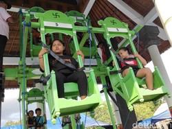 Video: Menjajal Wahana Legendaris Ayunan Jantra di Bali