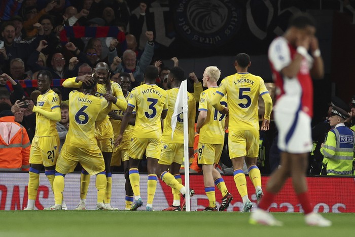 Crystal Palace Crystal Palaces Jean-Philippe Mateta celebrates with teammates after scoring his sides second goal during the English Premier League soccer match between Arsenal and Crystal Palace at Emirates stadium in London, Wednesday, April 23, 2025. (AP Photo/Ian Walton)