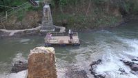 Warga di Probolinggo Gunakan Perahu Tambang Dampak Jembatan Putus