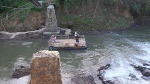 Warga di Probolinggo Gunakan Perahu Tambang Dampak Jembatan Putus