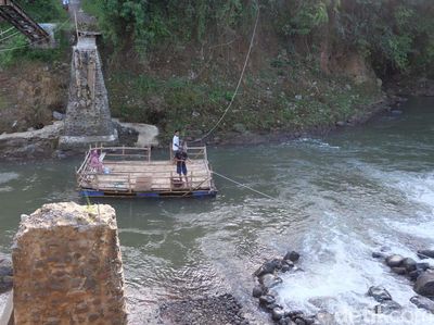 Warga di Probolinggo Gunakan Perahu Tambang Dampak Jembatan Putus